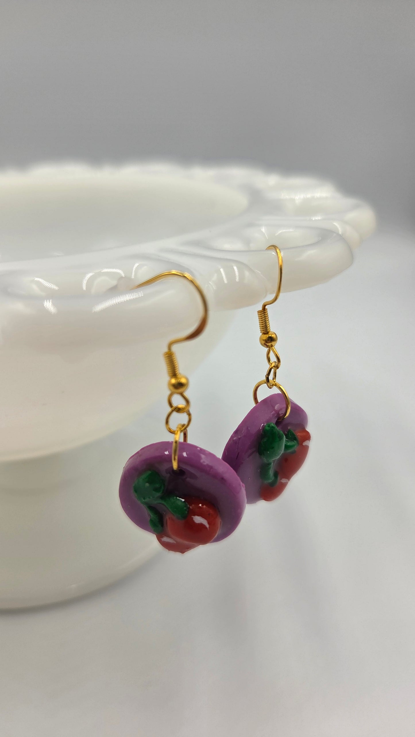 Boucles d'oreilles "Cerises sur fond mauve"
