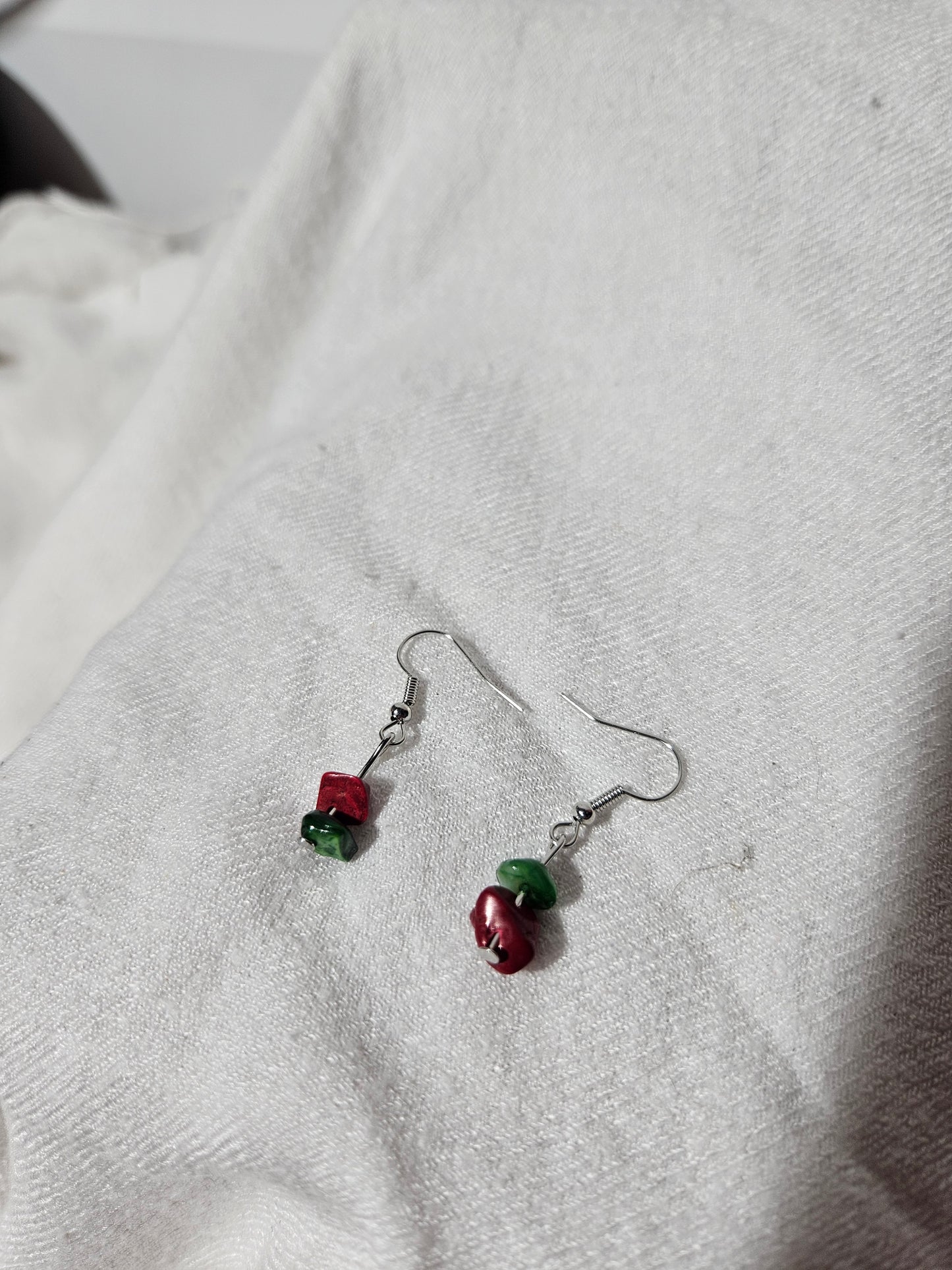 Boucles d'oreilles de gemmes rouge et vert asymétriques