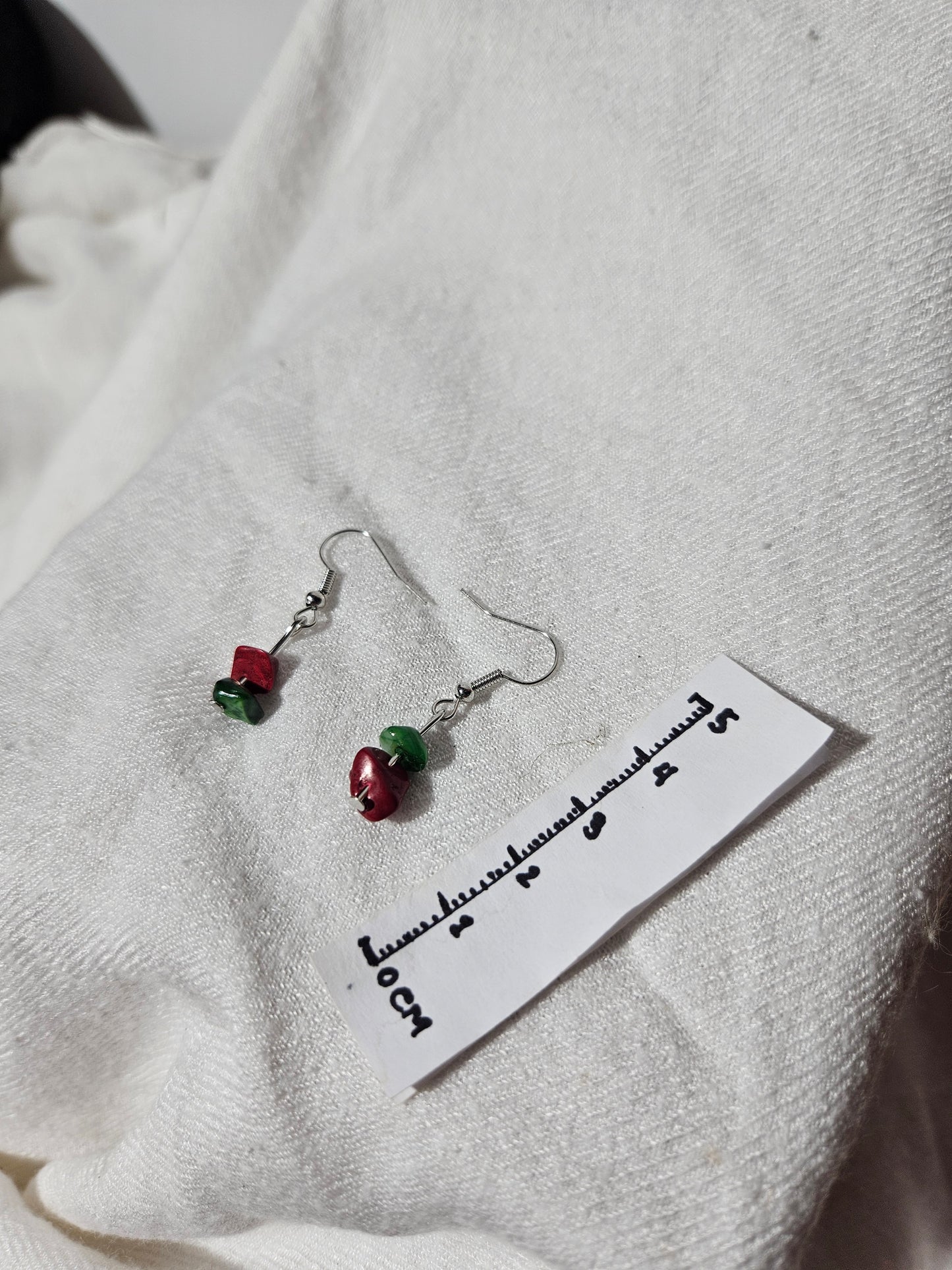 Boucles d'oreilles de gemmes rouge et vert asymétriques