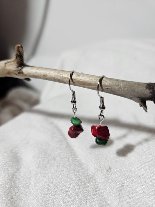 Boucles d'oreilles de gemmes rouge et vert asymétriques