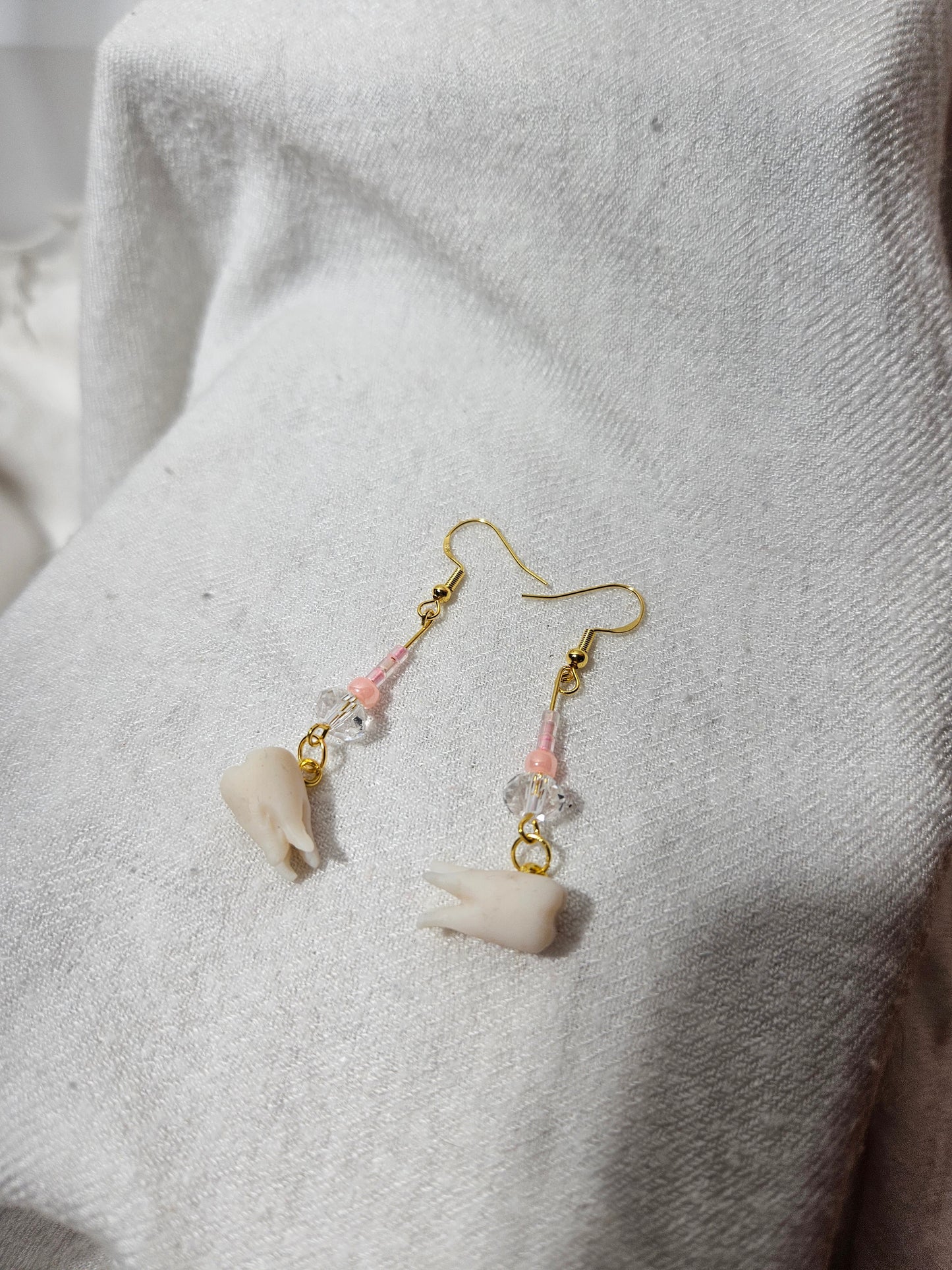 Boucles d'oreilles dents /perles roses (Commande Spéciale RÉSERVÉE)