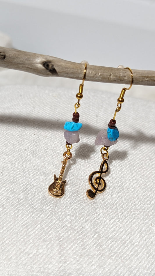 Boucles d'oreilles de gemmes bleu/rose avec pendentif "thème musical"