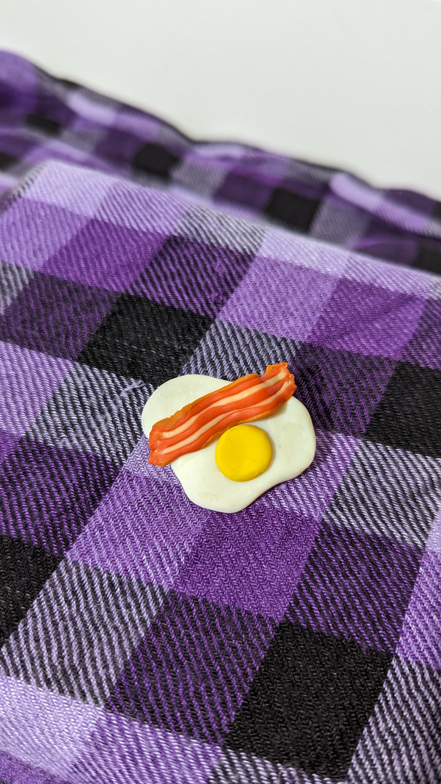 Egg and bacon pin (brooch/pin)