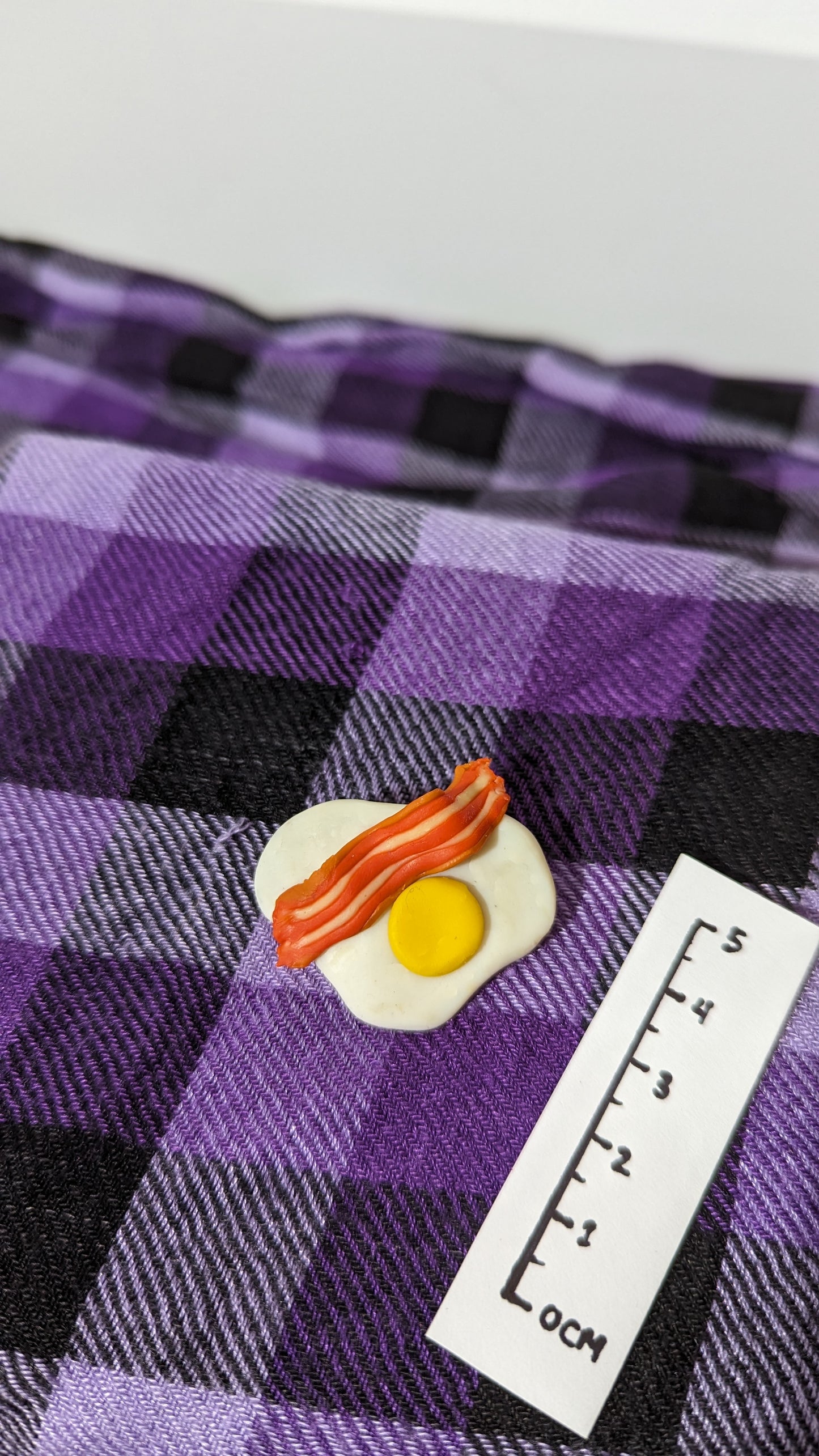 Egg and bacon pin (brooch/pin)