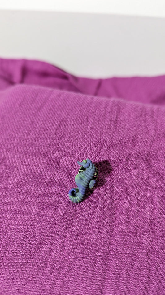 Épinglette (Broche/Pin) hippocampe mauve et vert