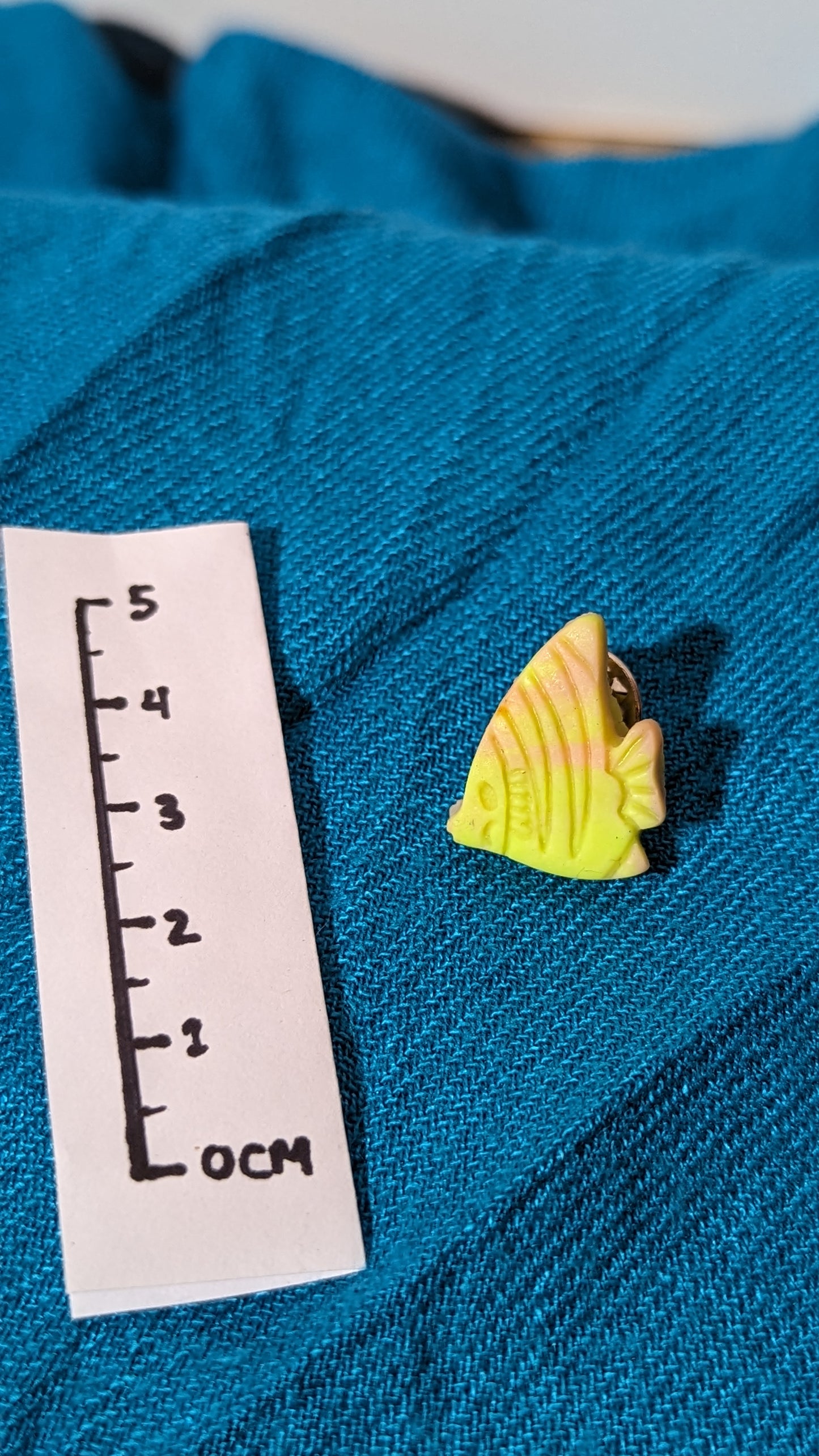 Lapel pin (Brooch/Pin) yellow fish