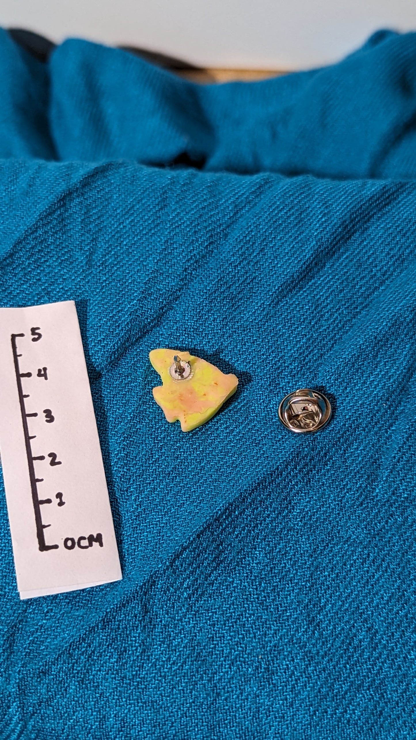 Lapel pin (Brooch/Pin) yellow fish