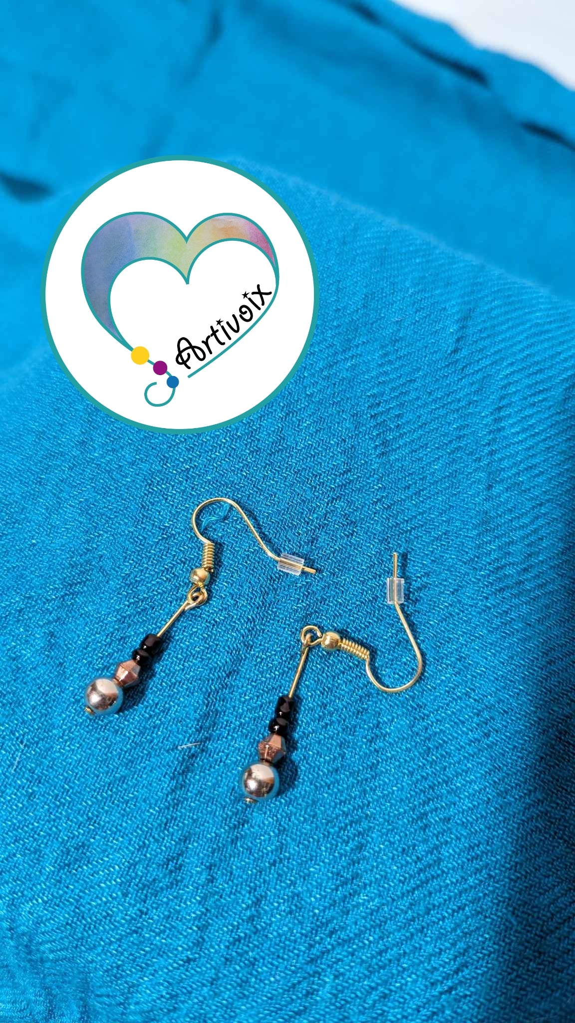 Boucles d'oreilles de perles métaliques.