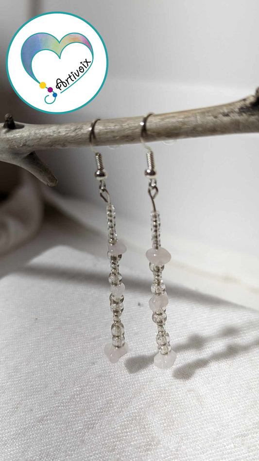 Boucles d'oreilles de perles claires.