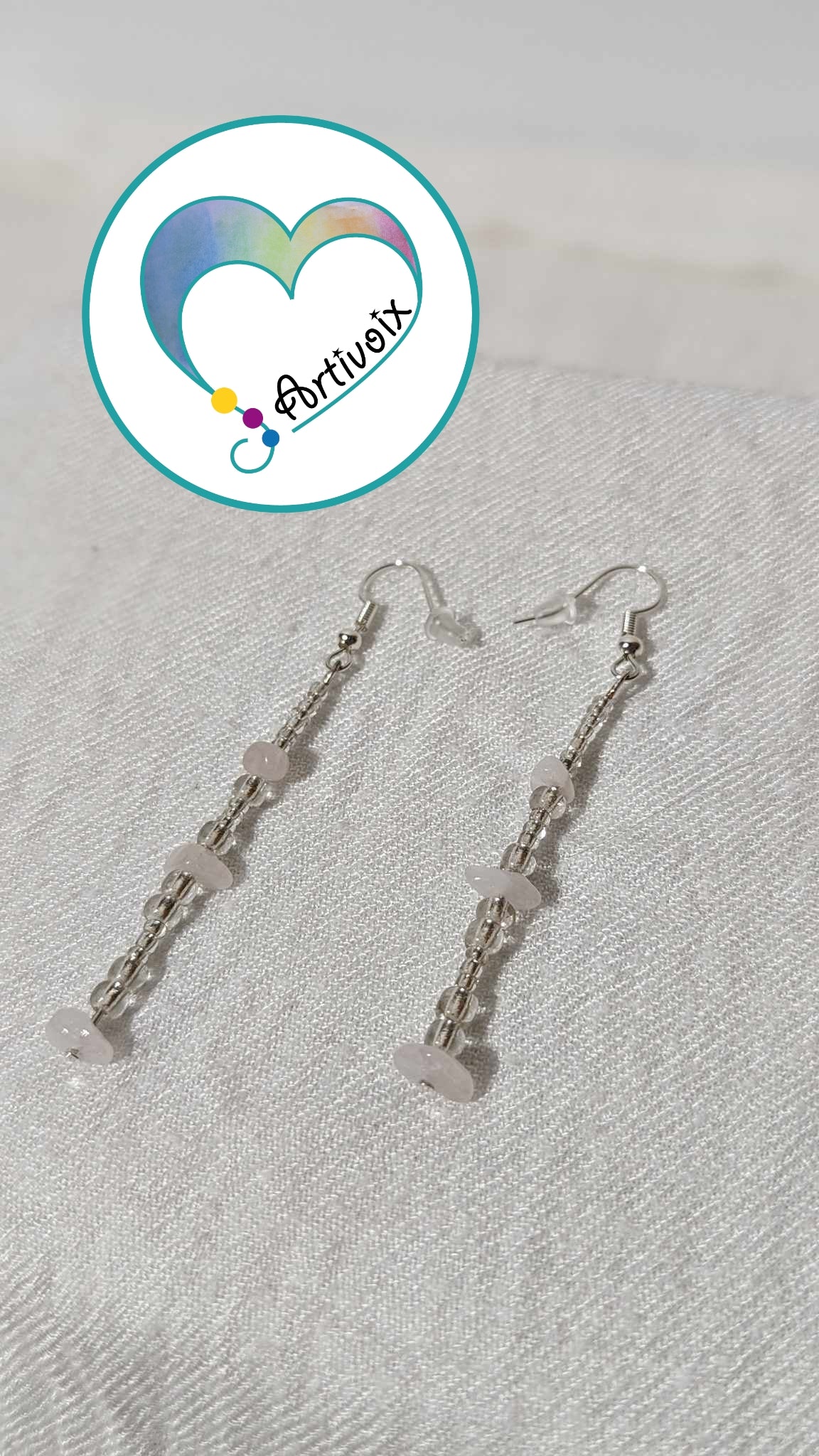 Boucles d'oreilles de perles claires.