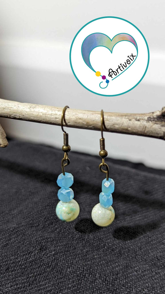 Boucles d'oreilles de perles et pierres.