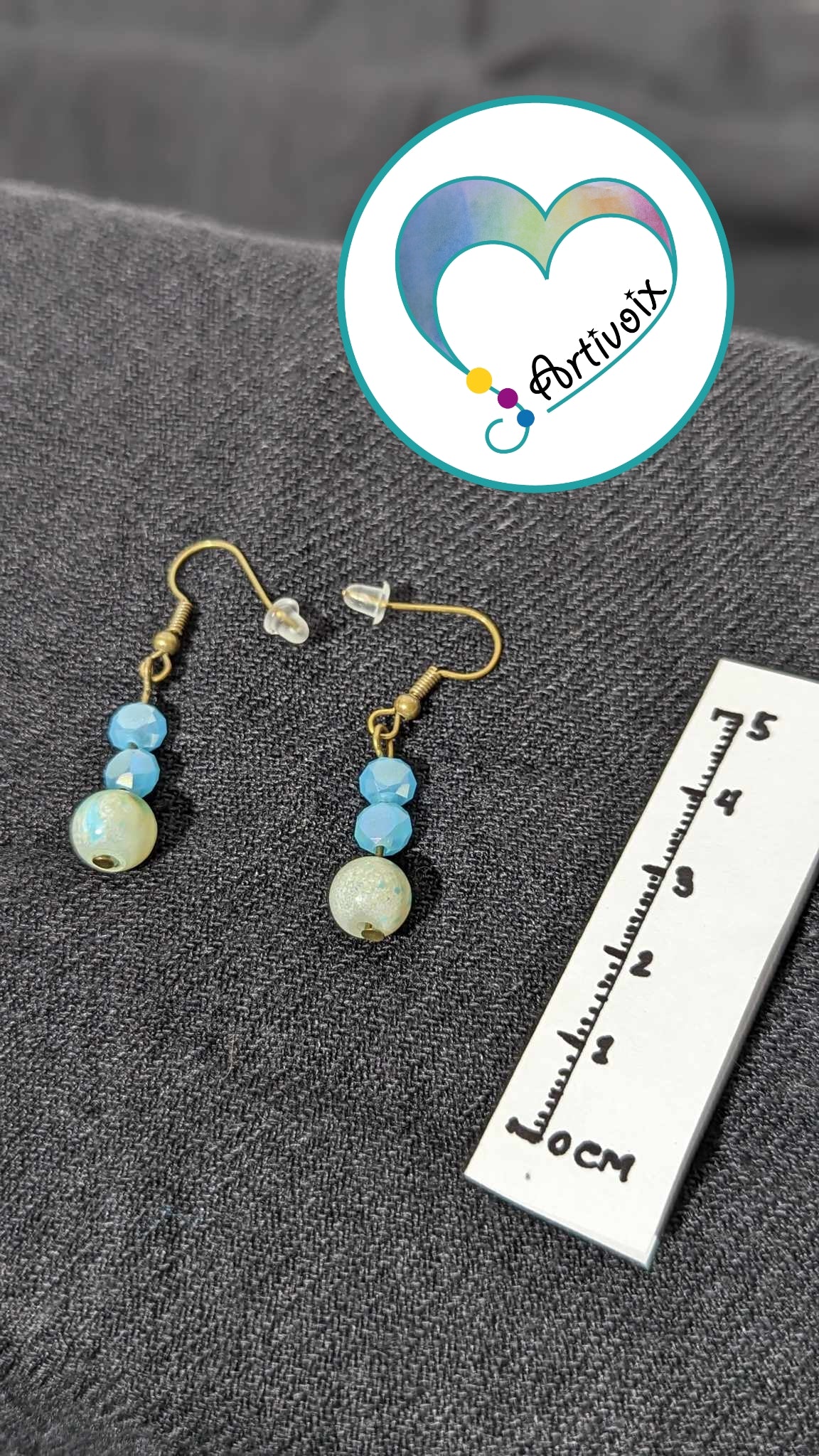 Boucles d'oreilles de perles et pierres.