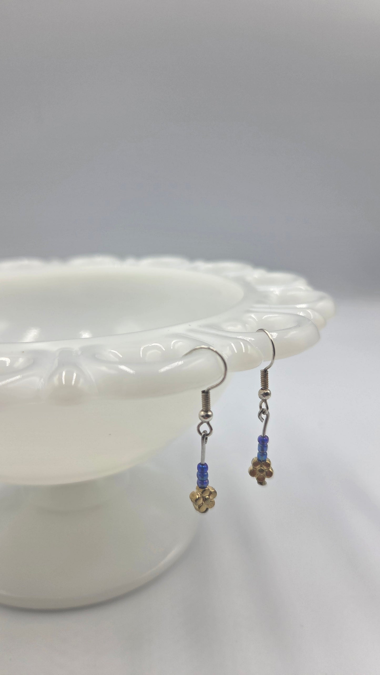 Boucles d'oreilles en perles "bleu/mauve et fleurs dorées"