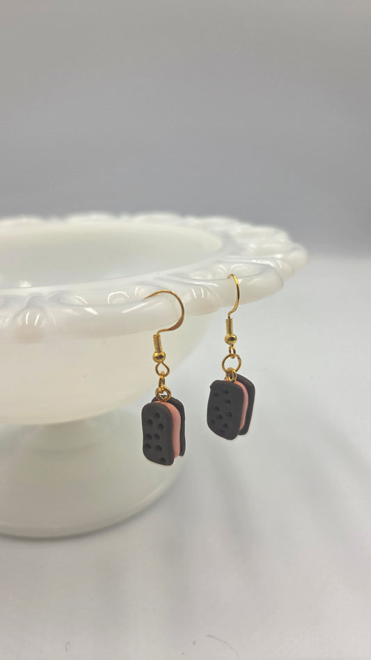 Boucles d'oreilles "Sandwich à la crème glacée à la fraise"