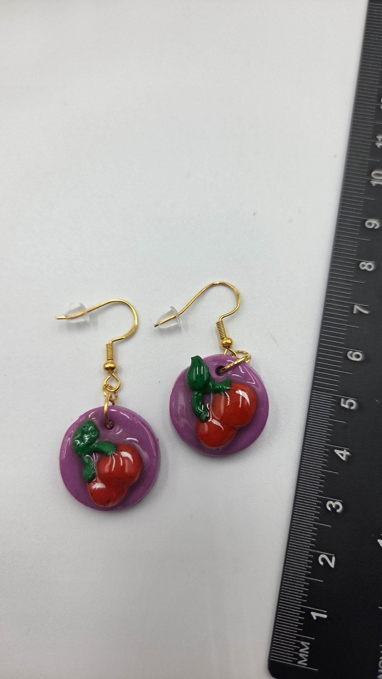 Boucles d'oreilles "Cerises sur fond mauve"