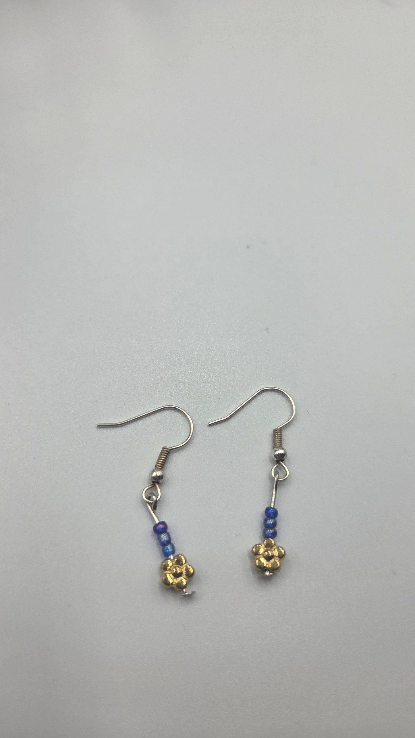 Boucles d'oreilles en perles "bleu/mauve et fleurs dorées"
