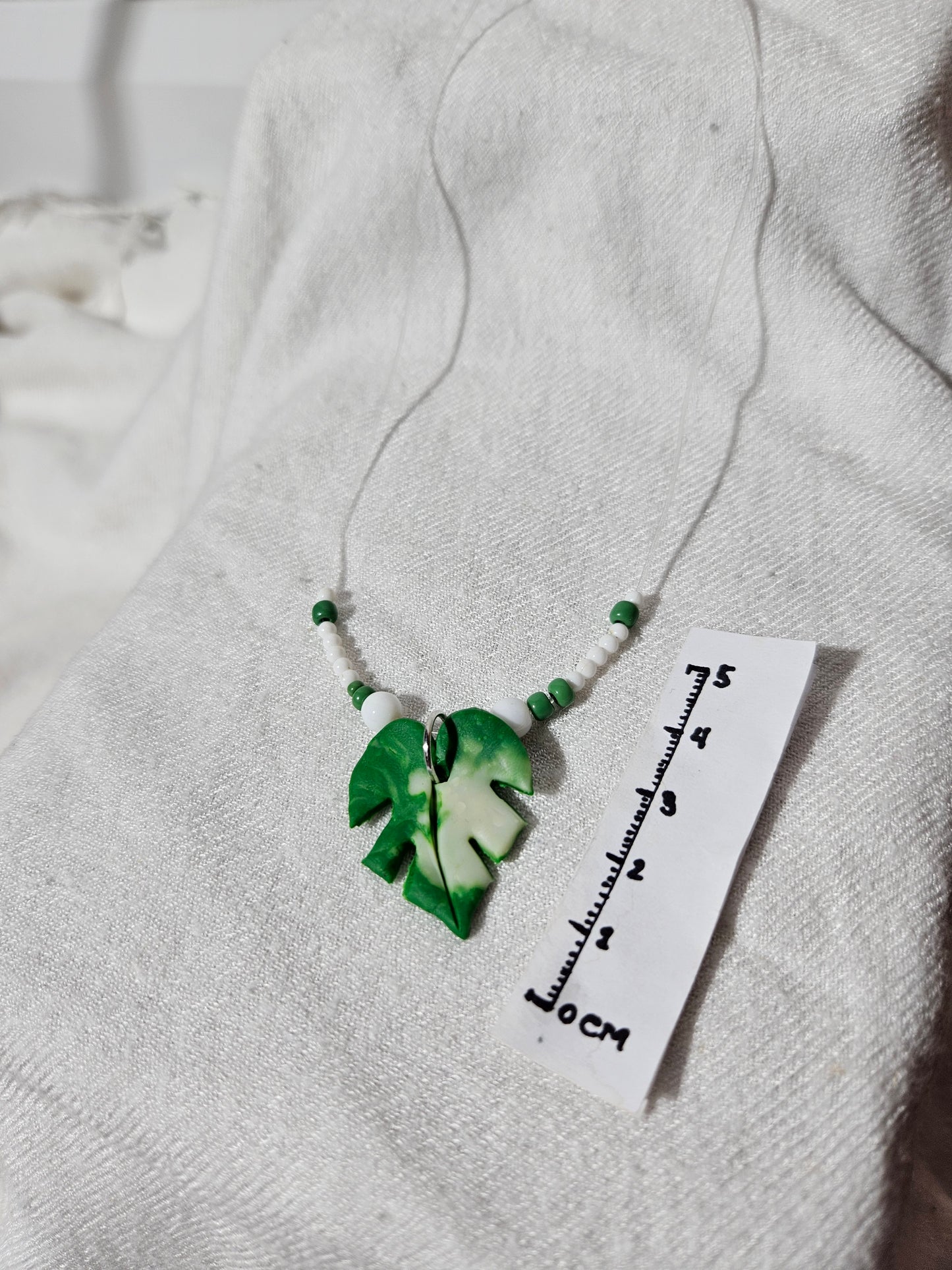 Collier "Monstera Albo"