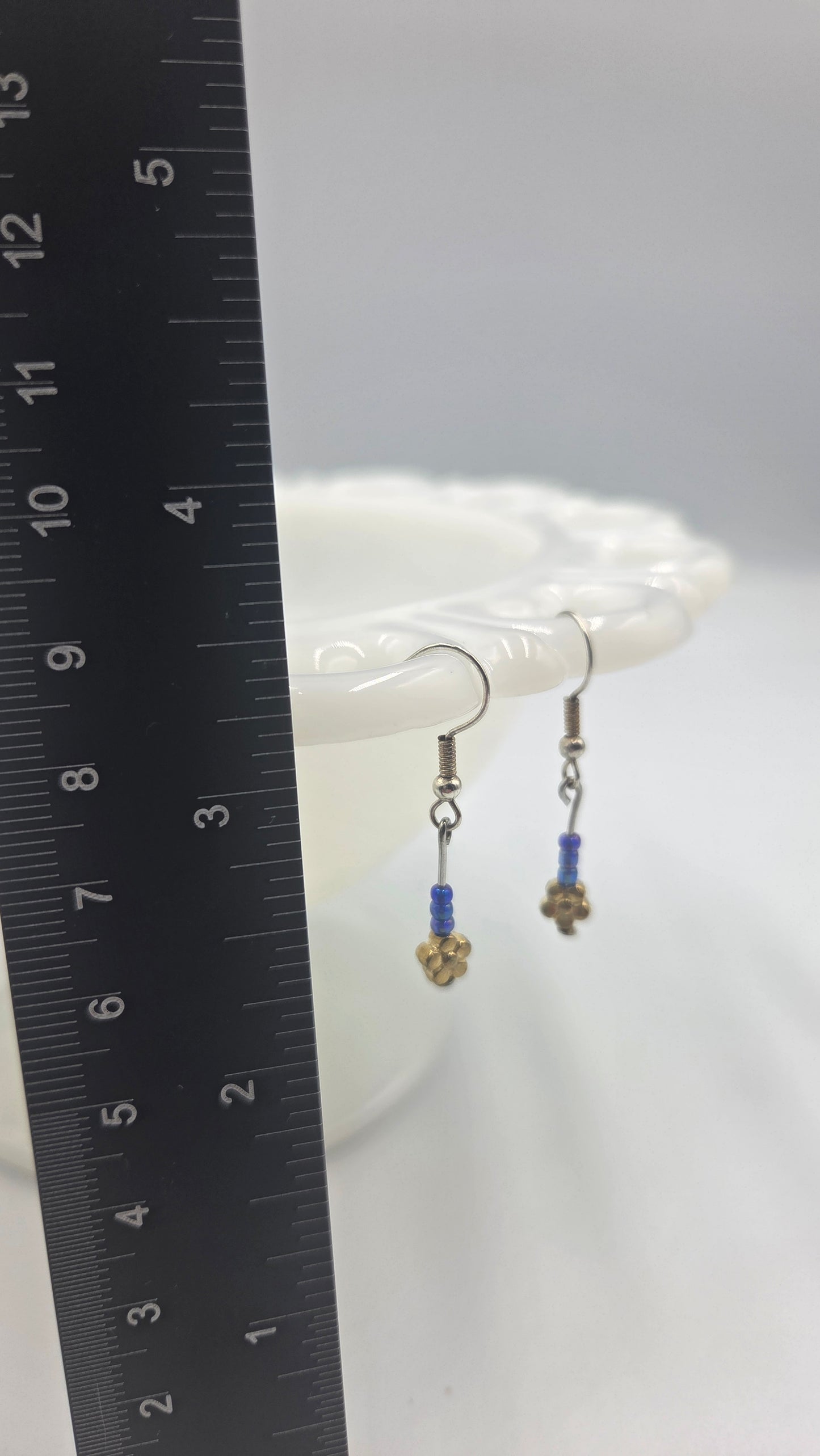 Boucles d'oreilles en perles "bleu/mauve et fleurs dorées"