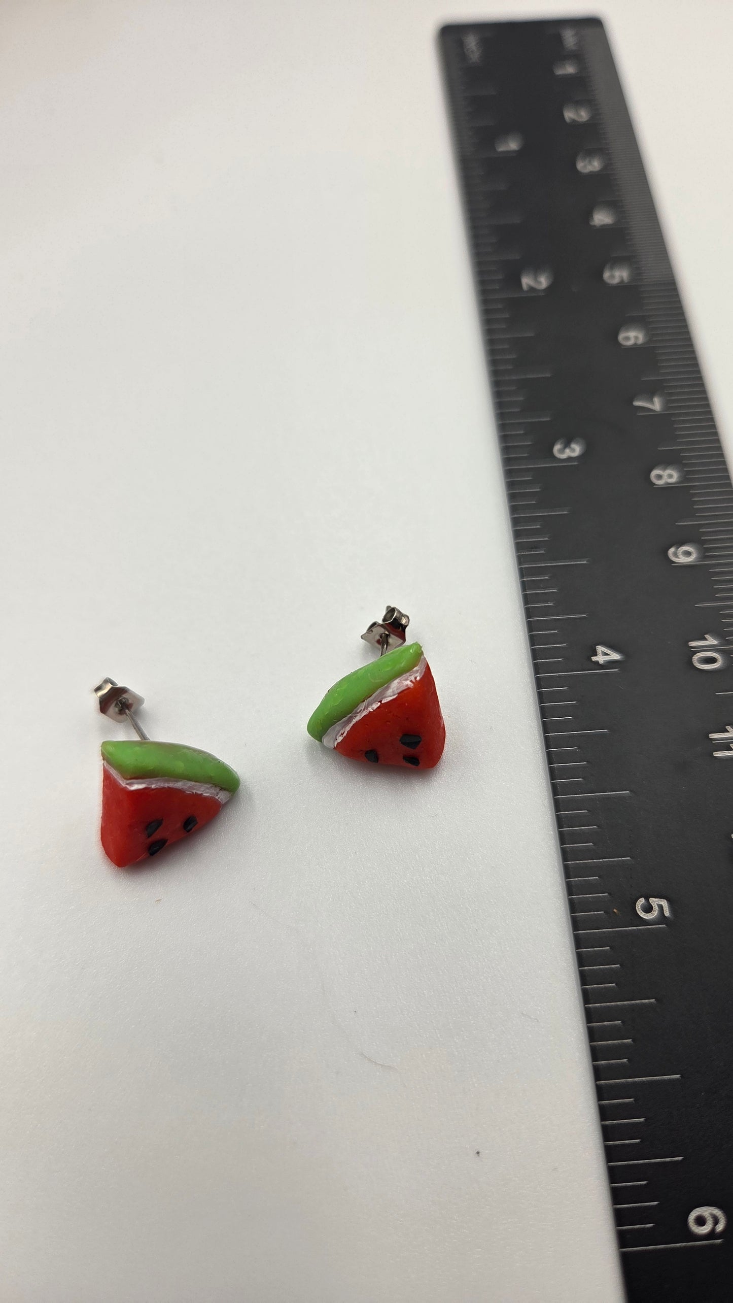 Boucle d'oreille "Melon d'eau" à 3 pépins.