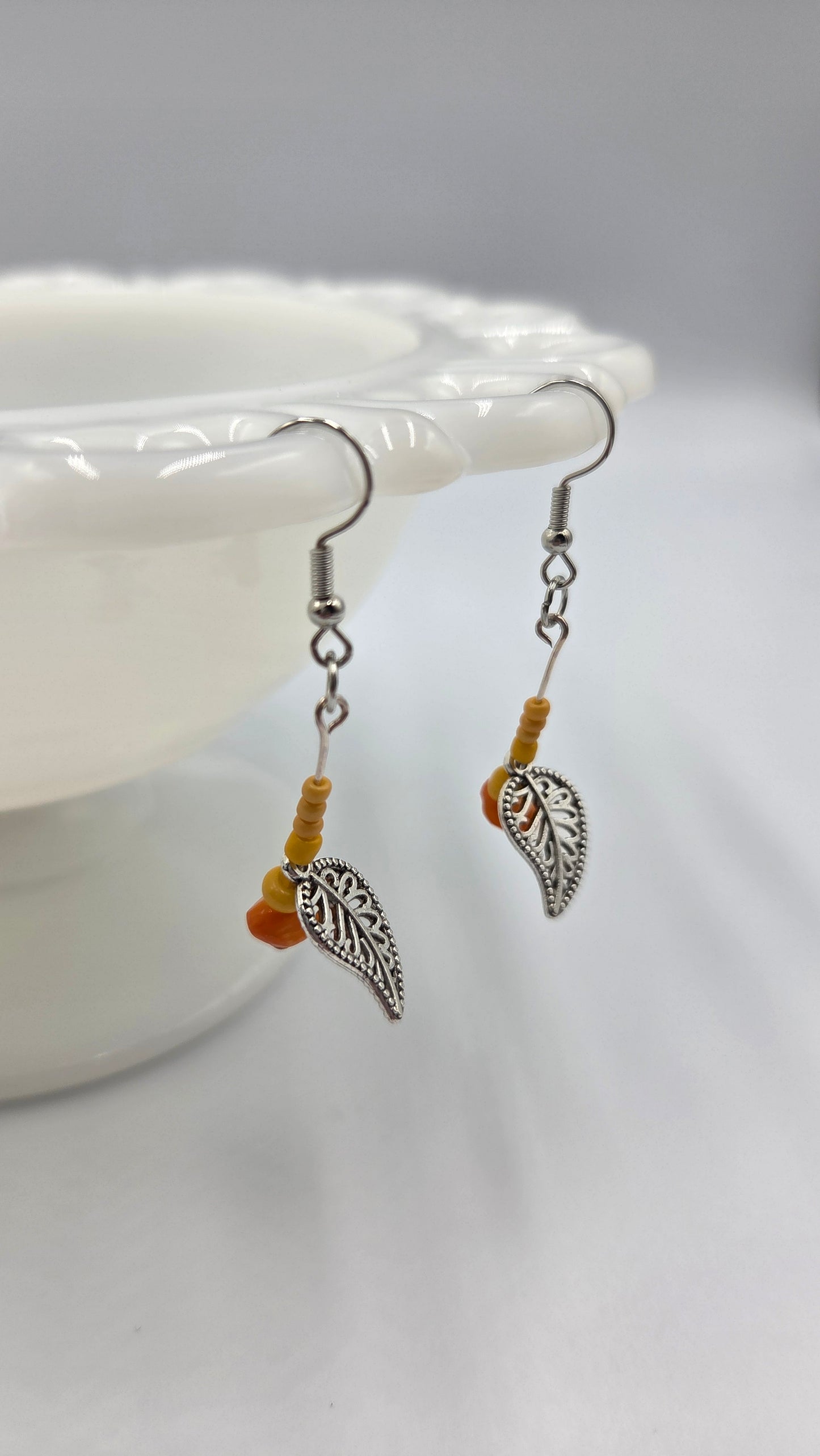 Boucles d'oreilles de gemmes/perles orange/jaune avec pendentif "feuilles"