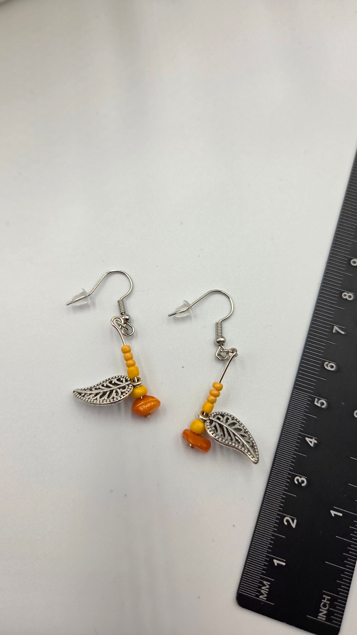 Boucles d'oreilles de gemmes/perles orange/jaune avec pendentif "feuilles"