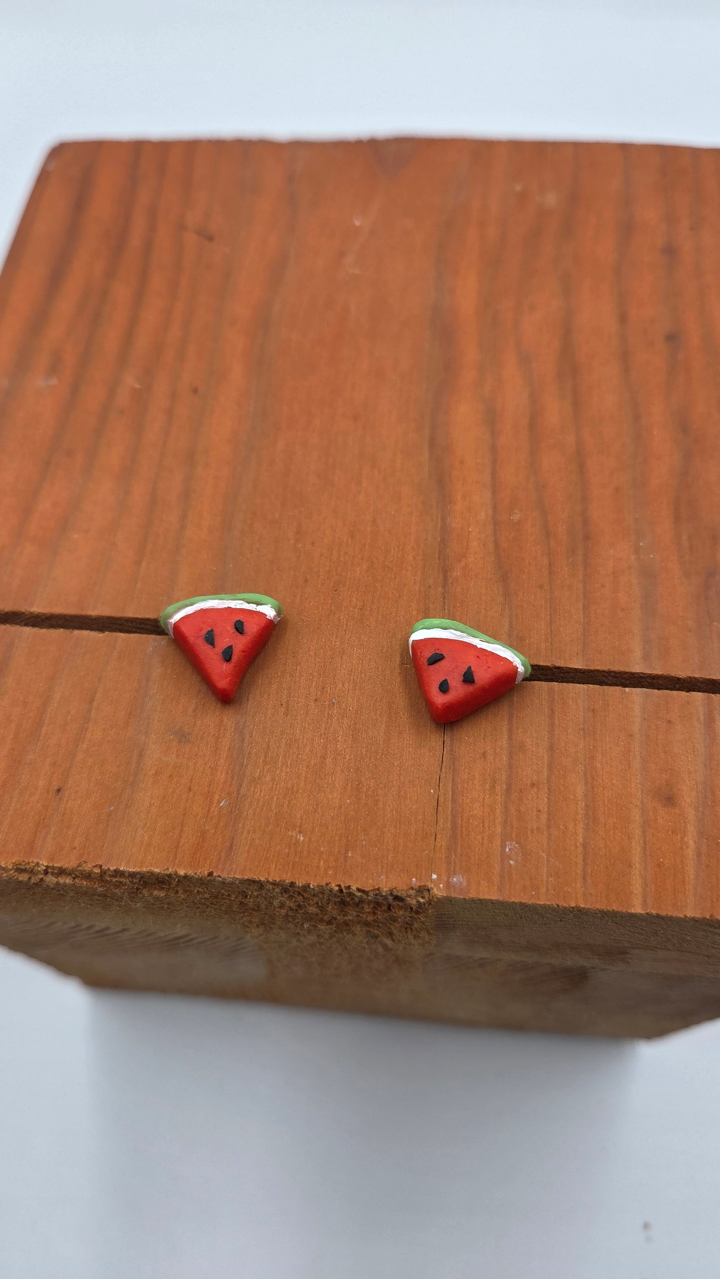 Boucle d'oreille "Melon d'eau" à 3 pépins.