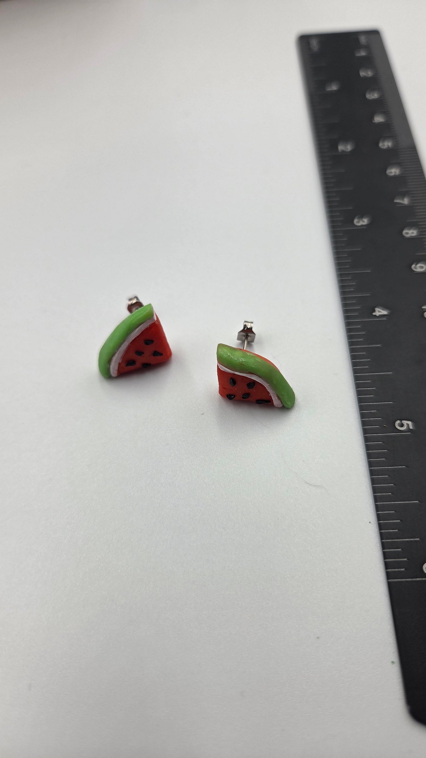 Boucle d'oreille "Melon d'eau" à 5 pépins.