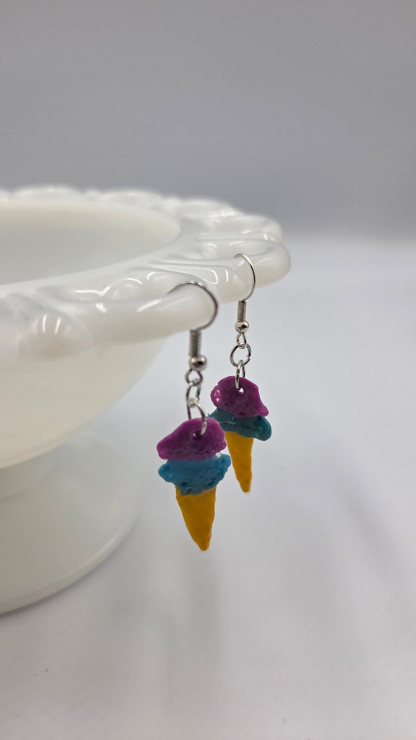 Boucles d'oreilles "Cornet de crème glacée" mauve et bleu.
