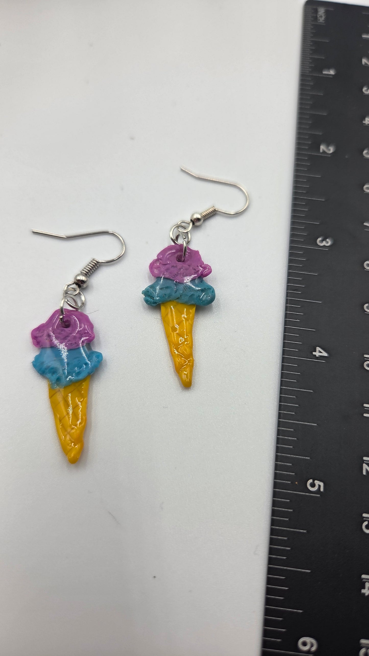 Boucles d'oreilles "Cornet de crème glacée" mauve et bleu.
