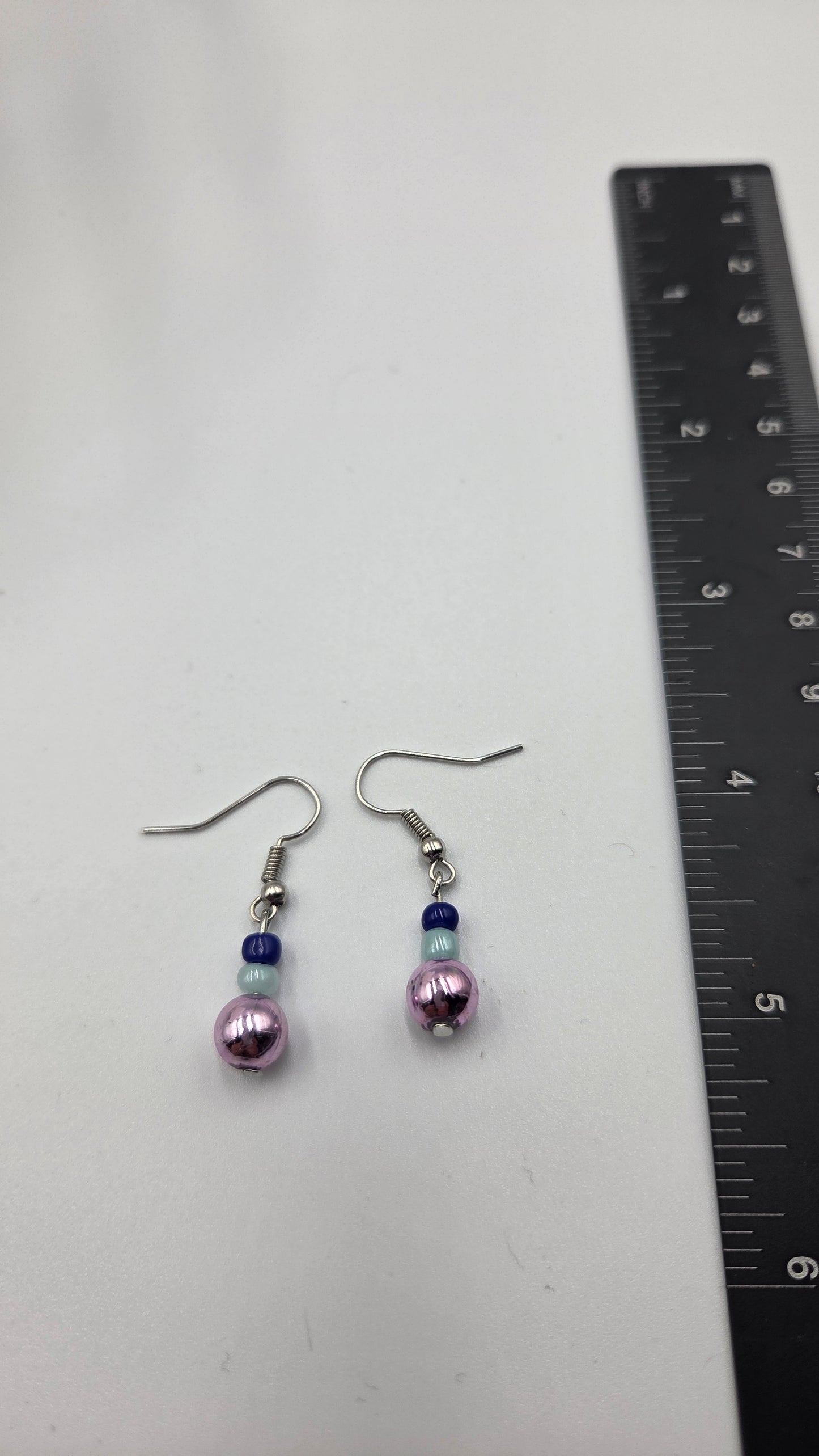 Boucles d'oreilles en perles "bleu ciel, bleu foncé et mauve "