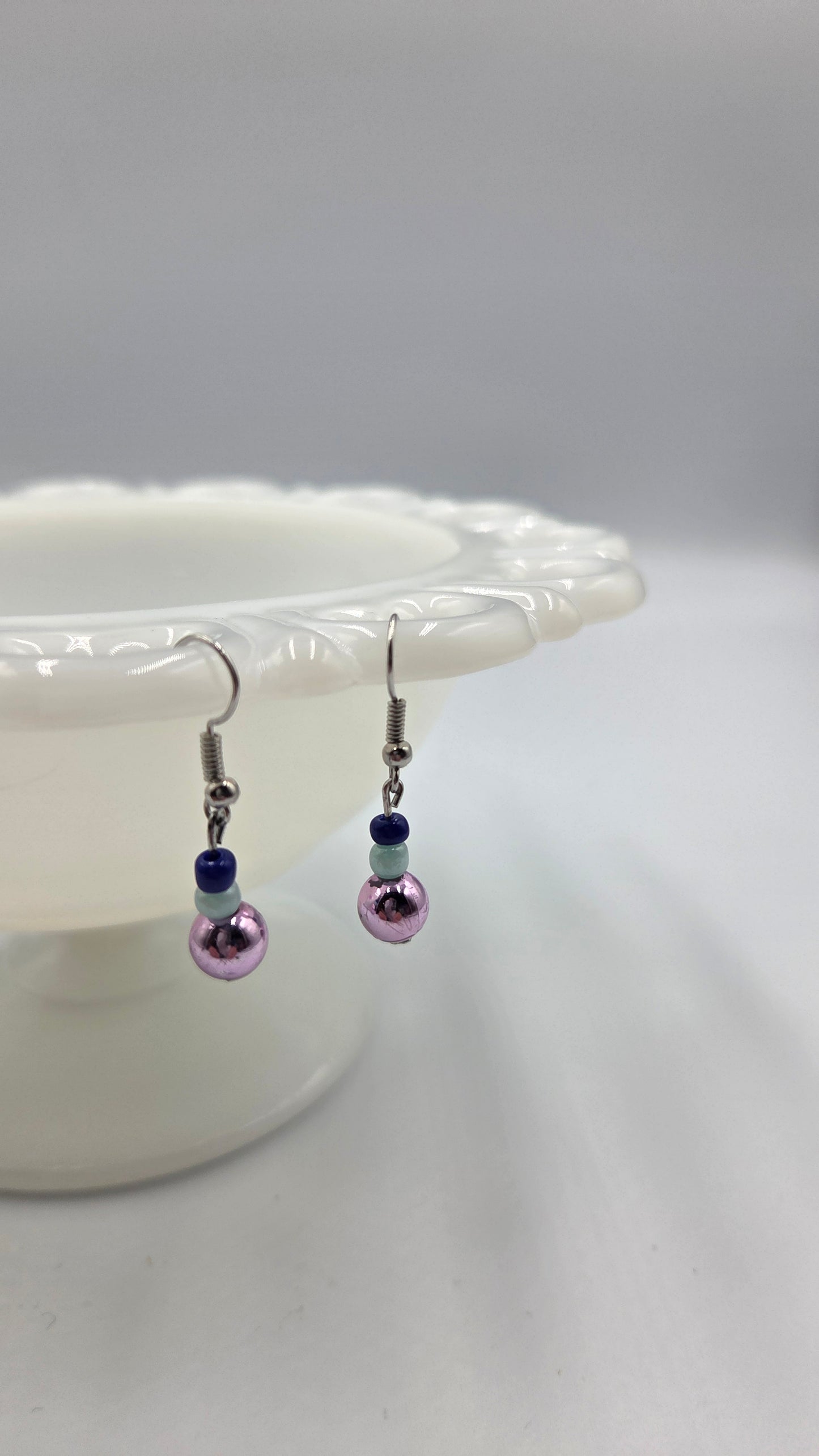 Boucles d'oreilles en perles "bleu ciel, bleu foncé et mauve "