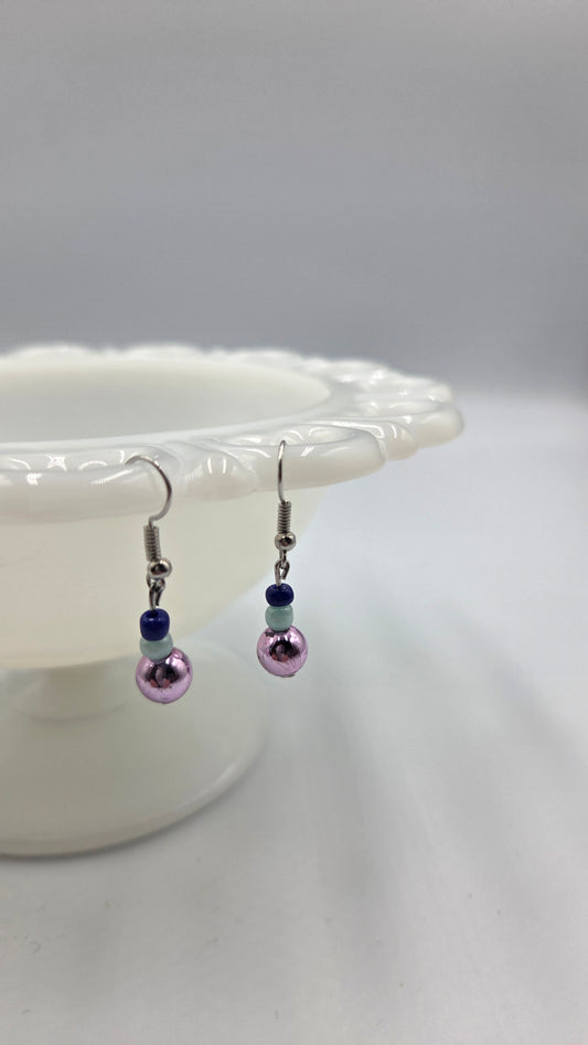 Boucles d'oreilles en perles "bleu ciel, bleu foncé et mauve "